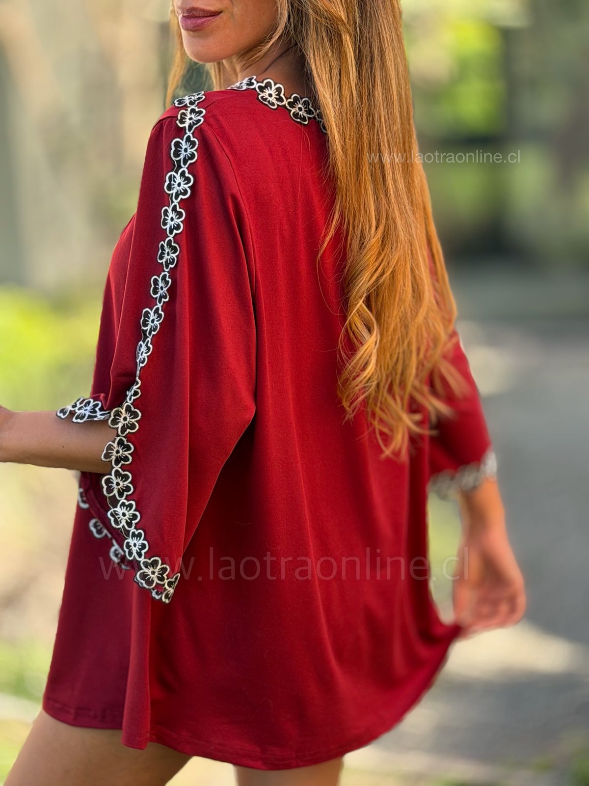 Polera Flor bordada cherry