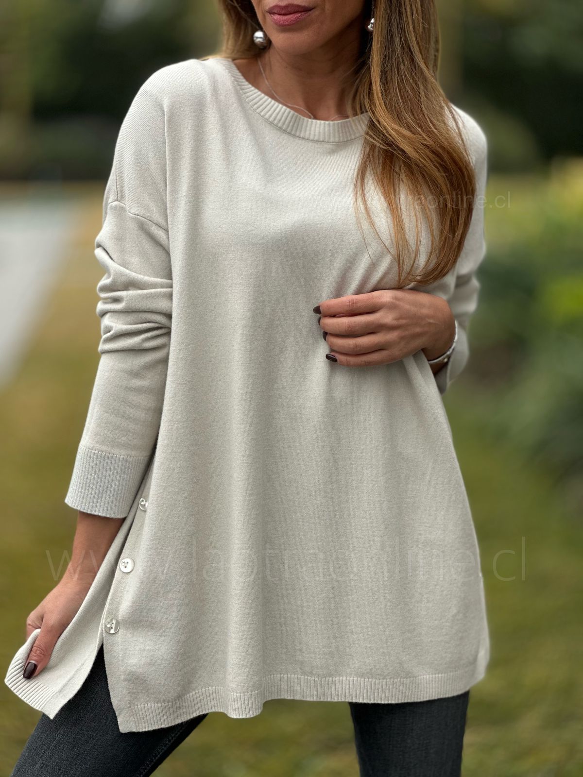 Sweater boton costado arena