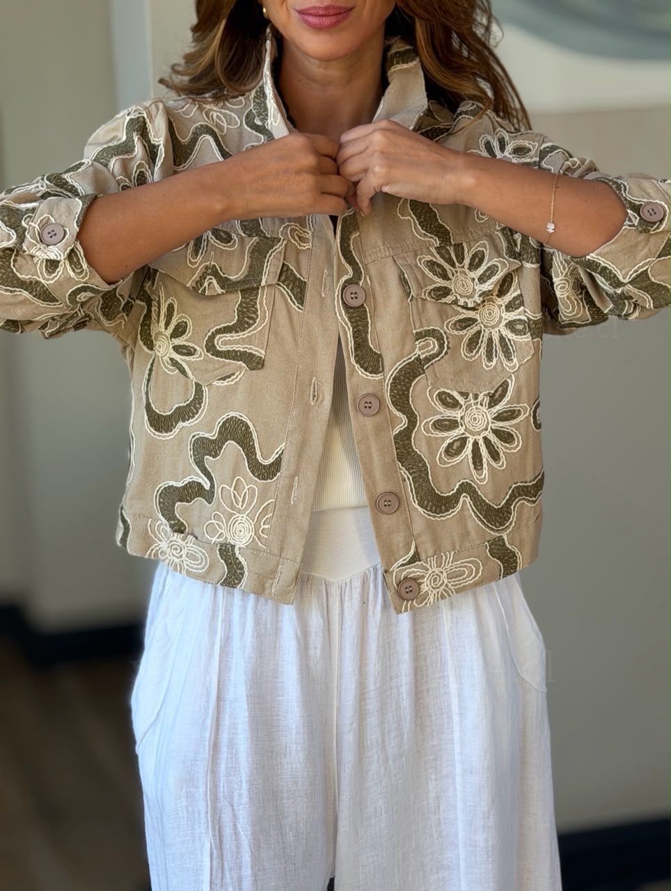 Chaqueta Flores bordada arena