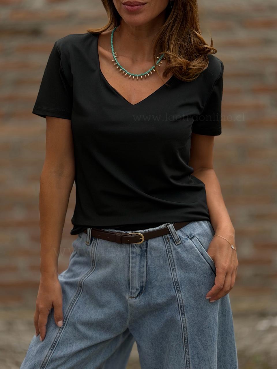 Polera básica escote negro