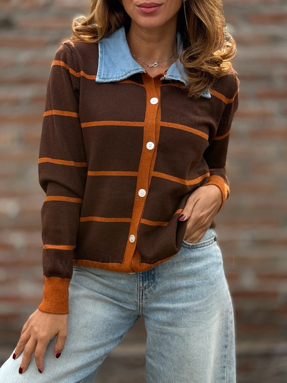 Sweater cuello jeans marrón