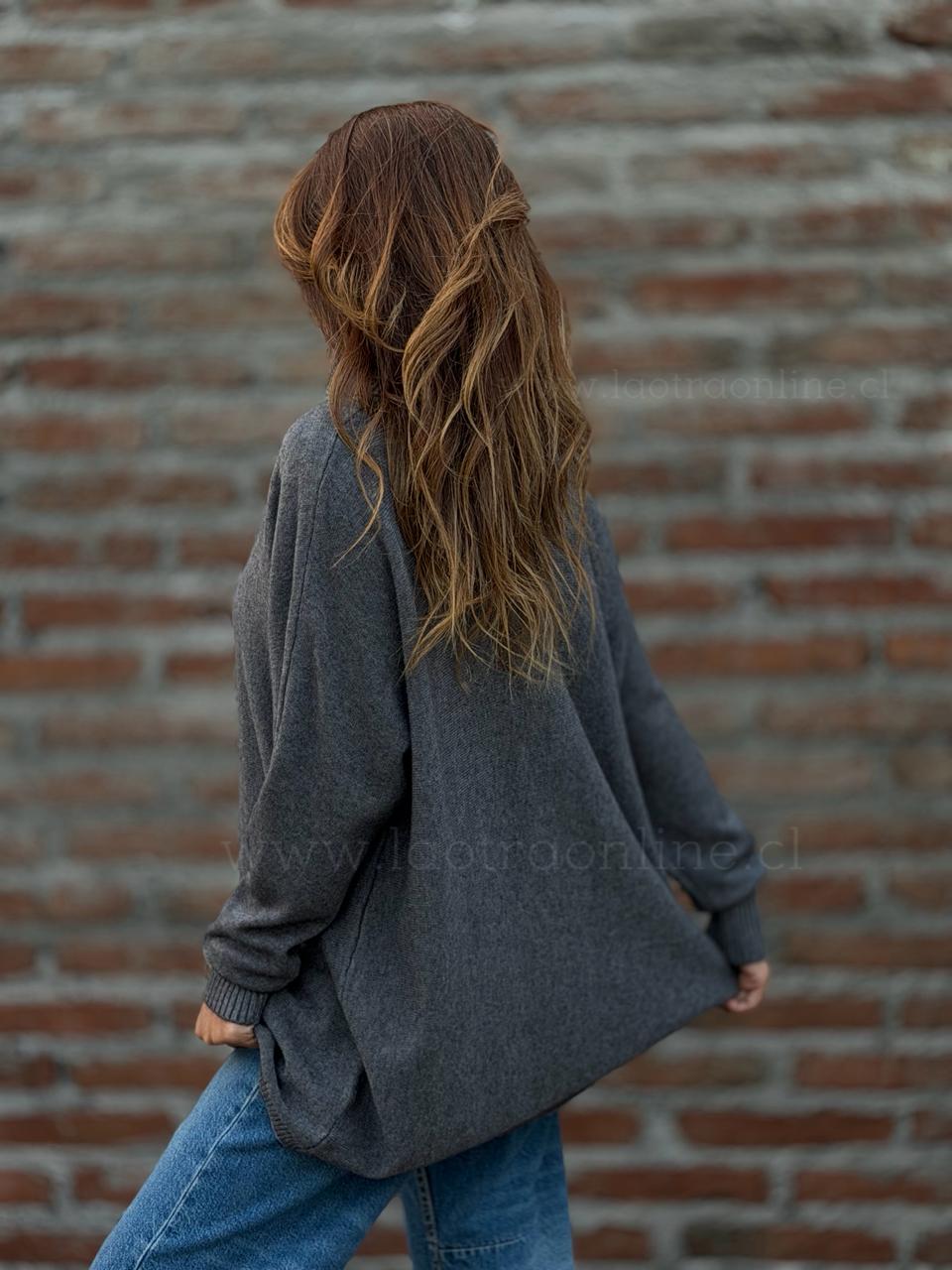 Sweater cuello alto hilo plata gris marengo
