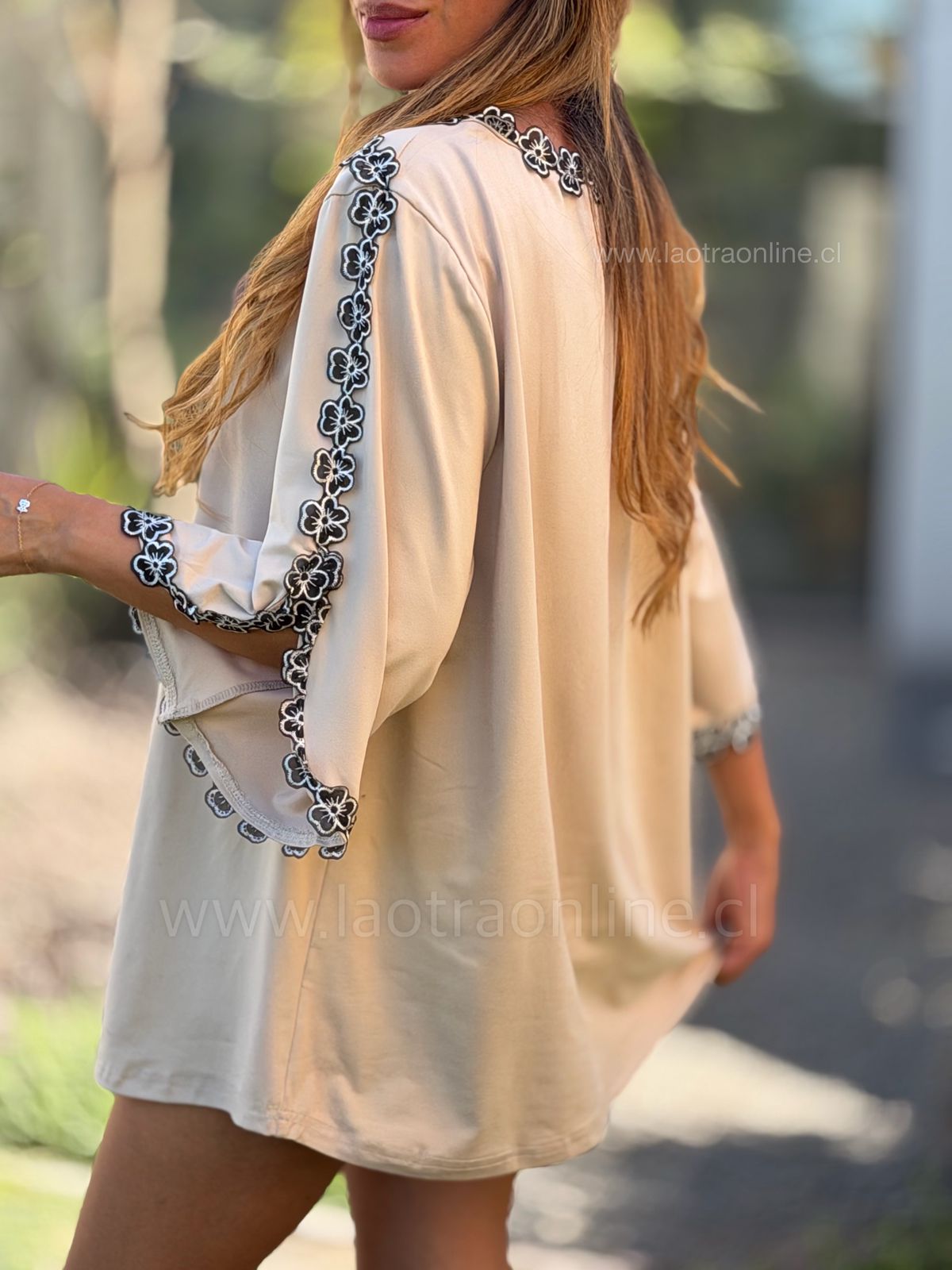 Polera Flor bordada beige