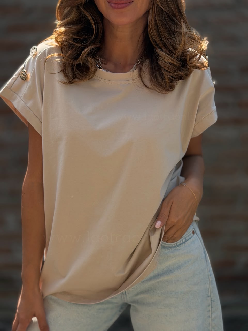 Polera botón hombro moka