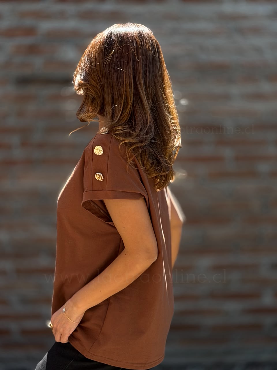 Polera botón hombro marrón