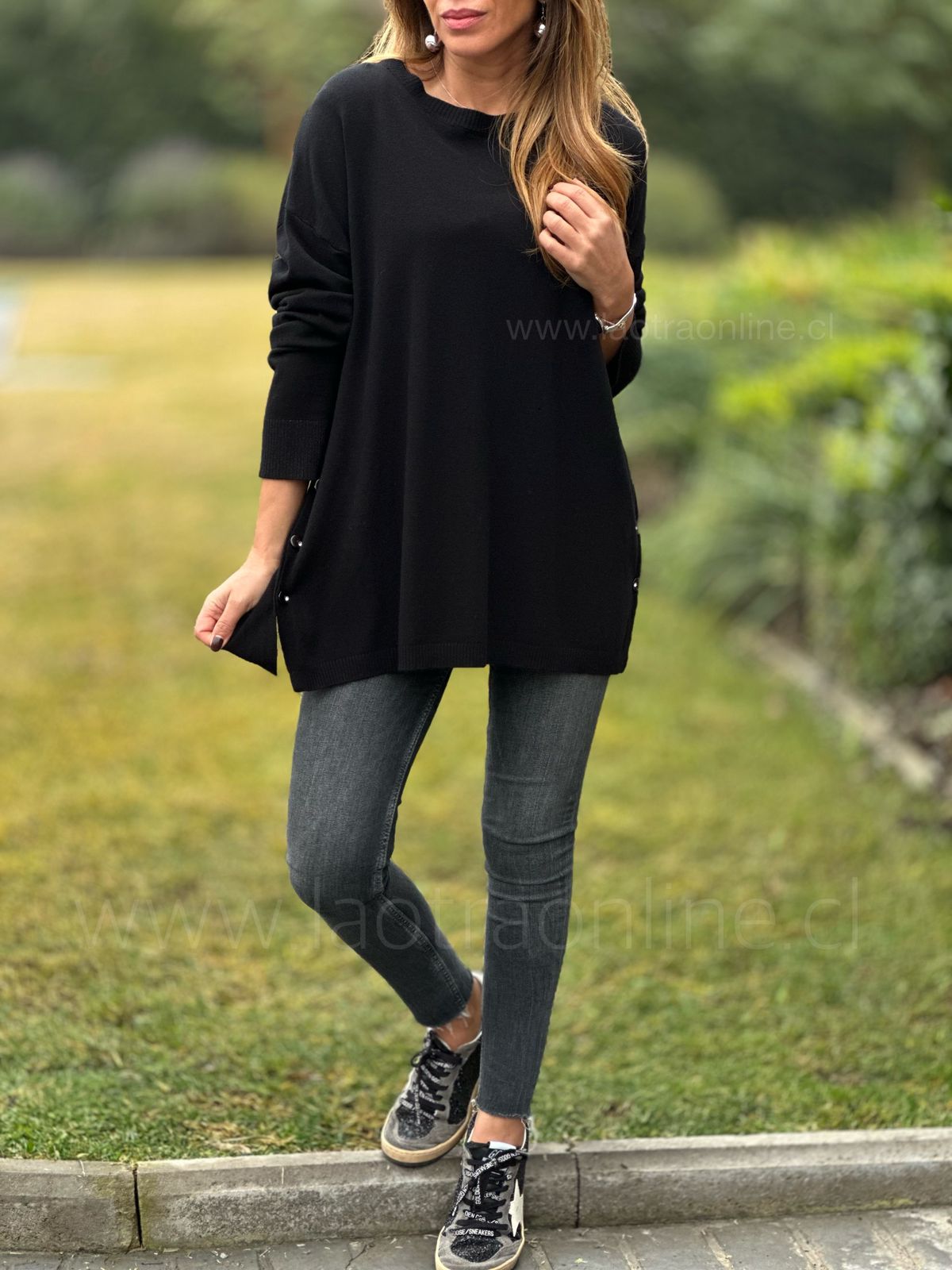 Sweater boton costado negro