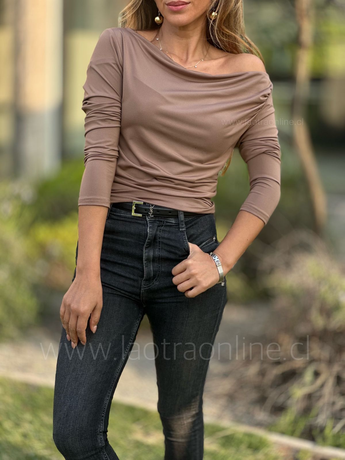 Polera hombro coqueto choco