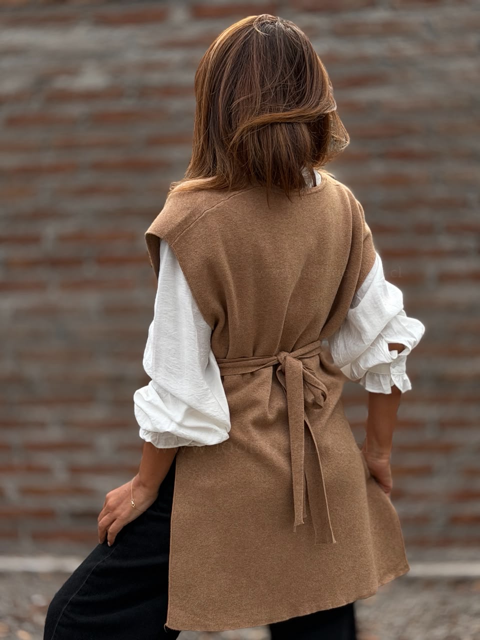 Sweater/capa cuello V camel
