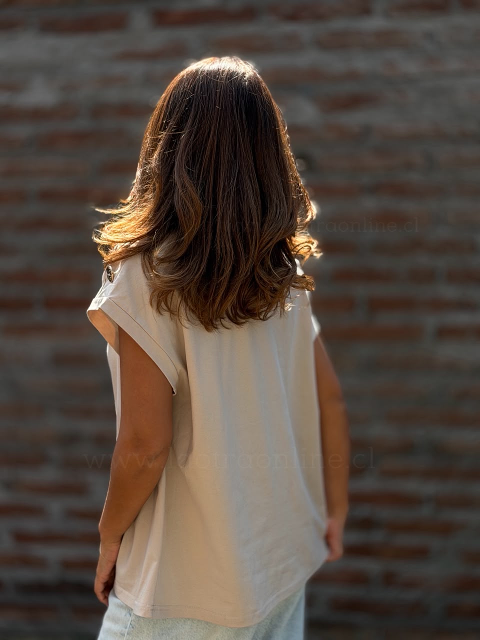 Polera botón hombro moka