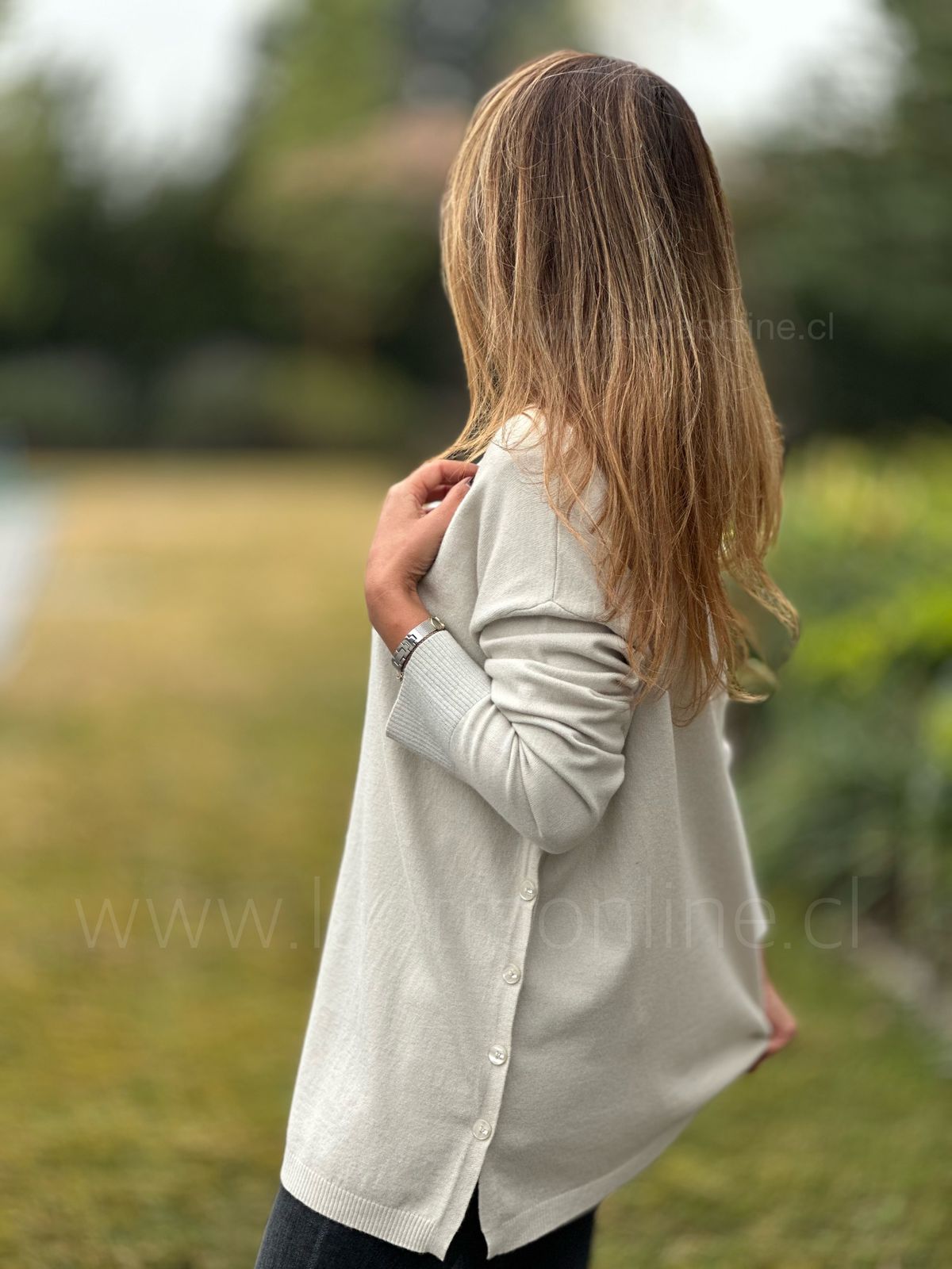 Sweater boton costado arena