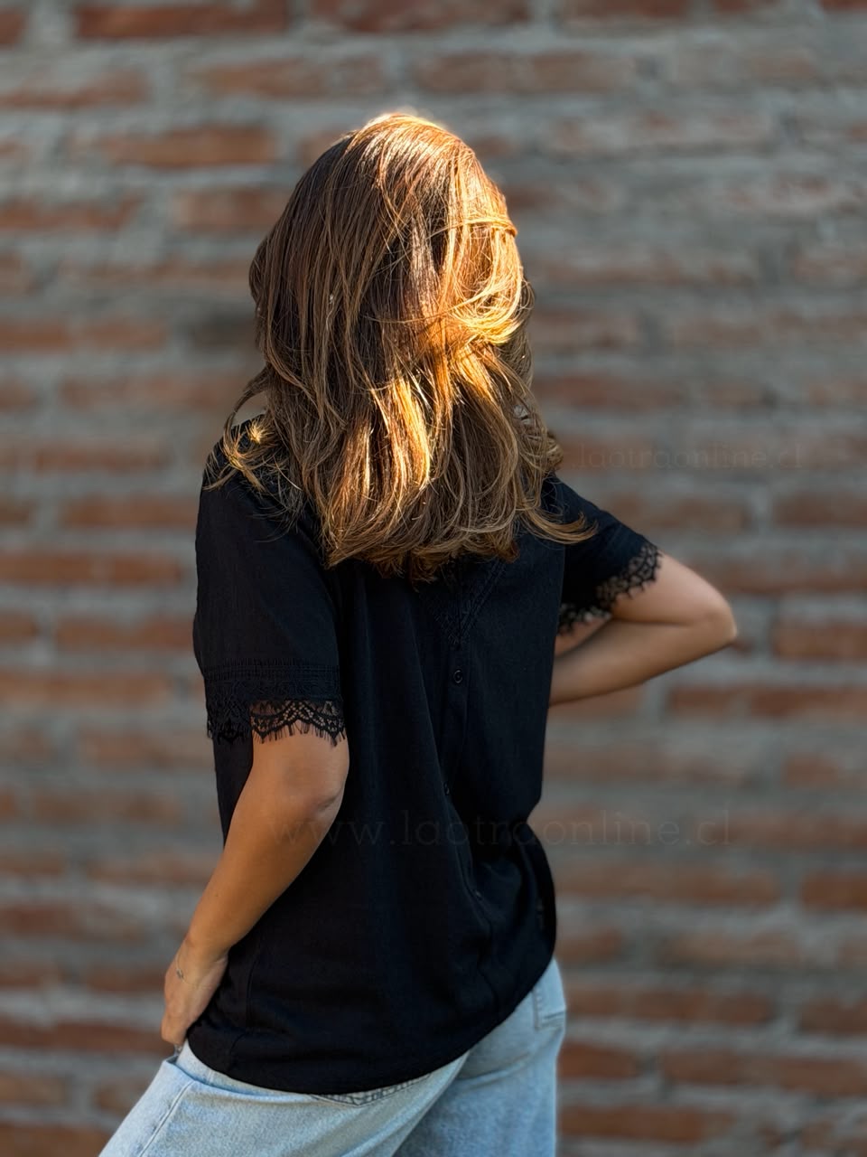 Polera escote V encaje negro