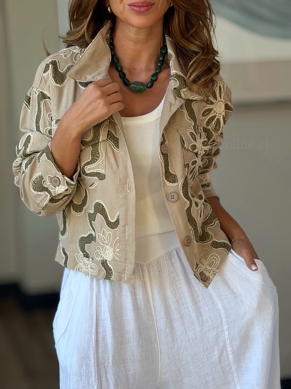 Chaqueta Flores bordada arena