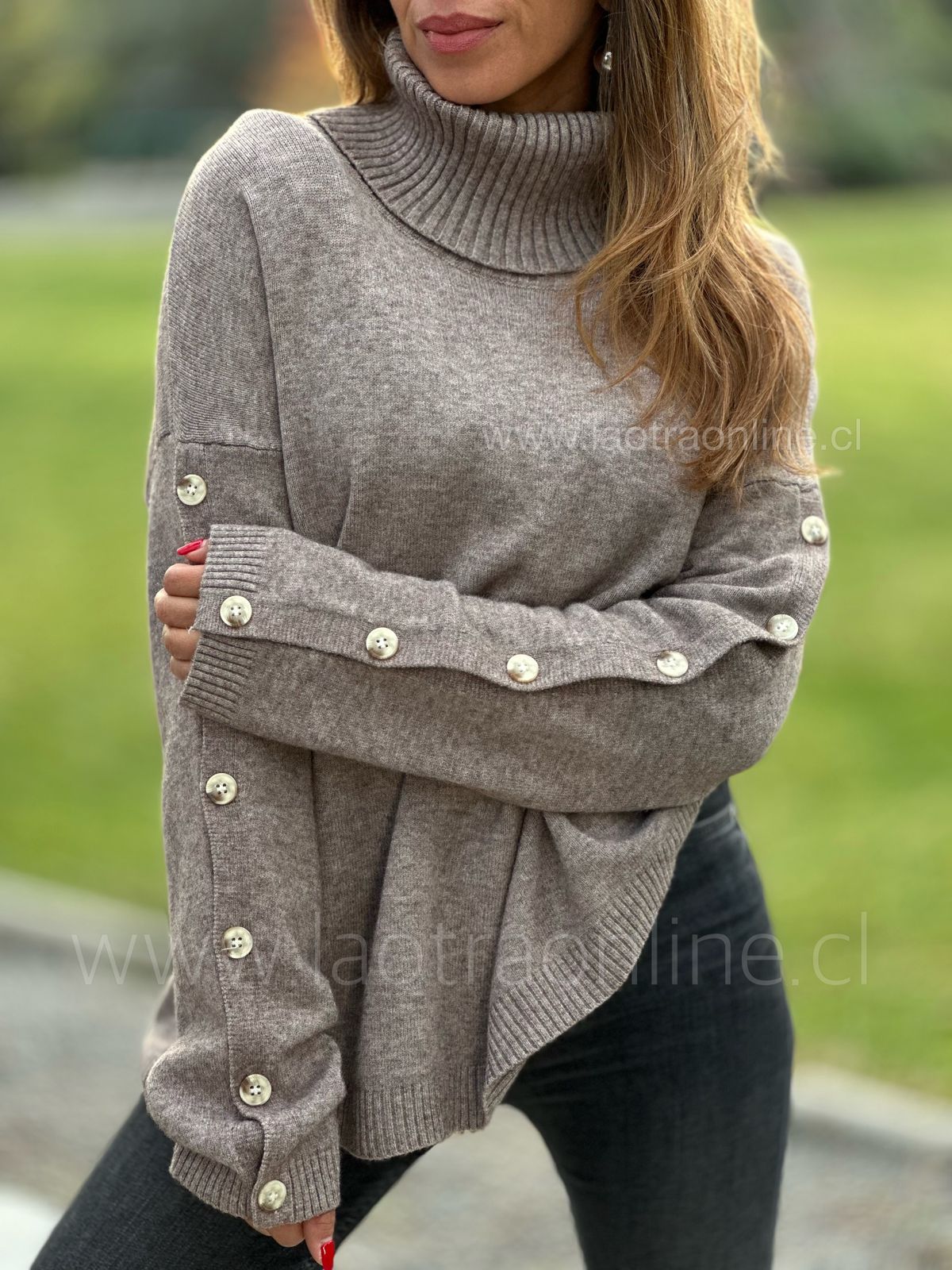 Sweater manga boton taupe
