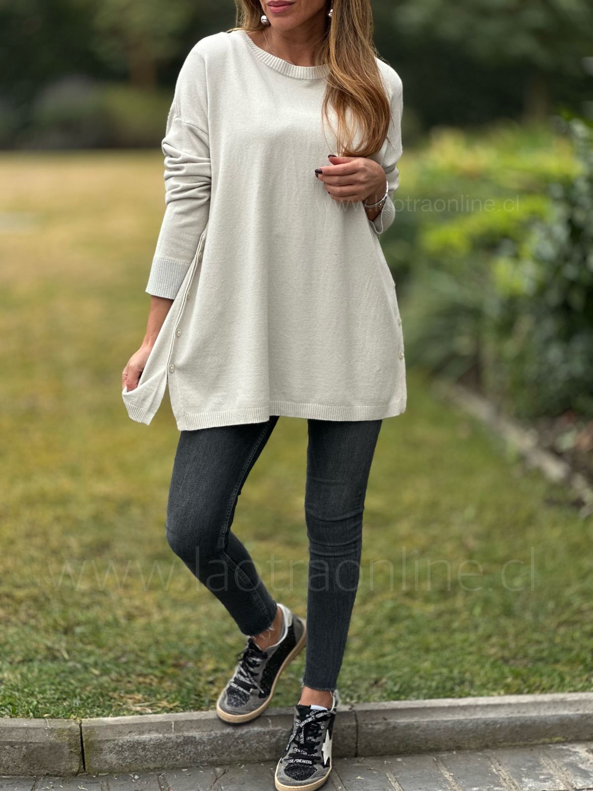 Sweater boton costado arena