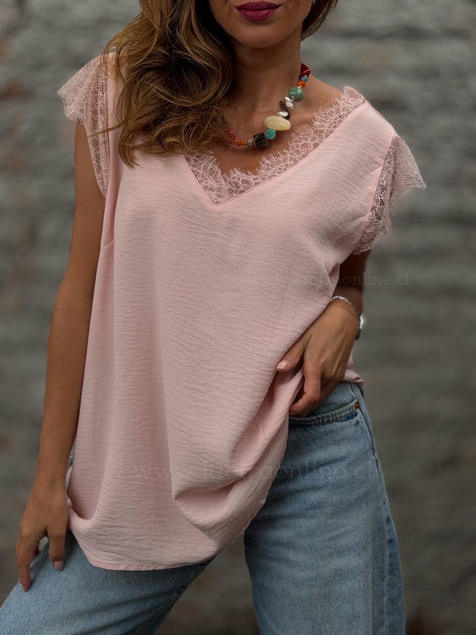 Polera hombro encaje rosa