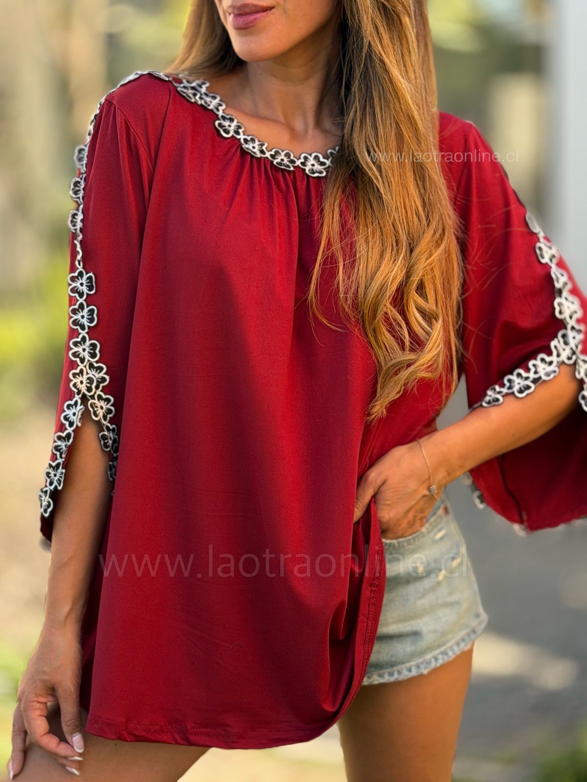 Polera Flor bordada cherry